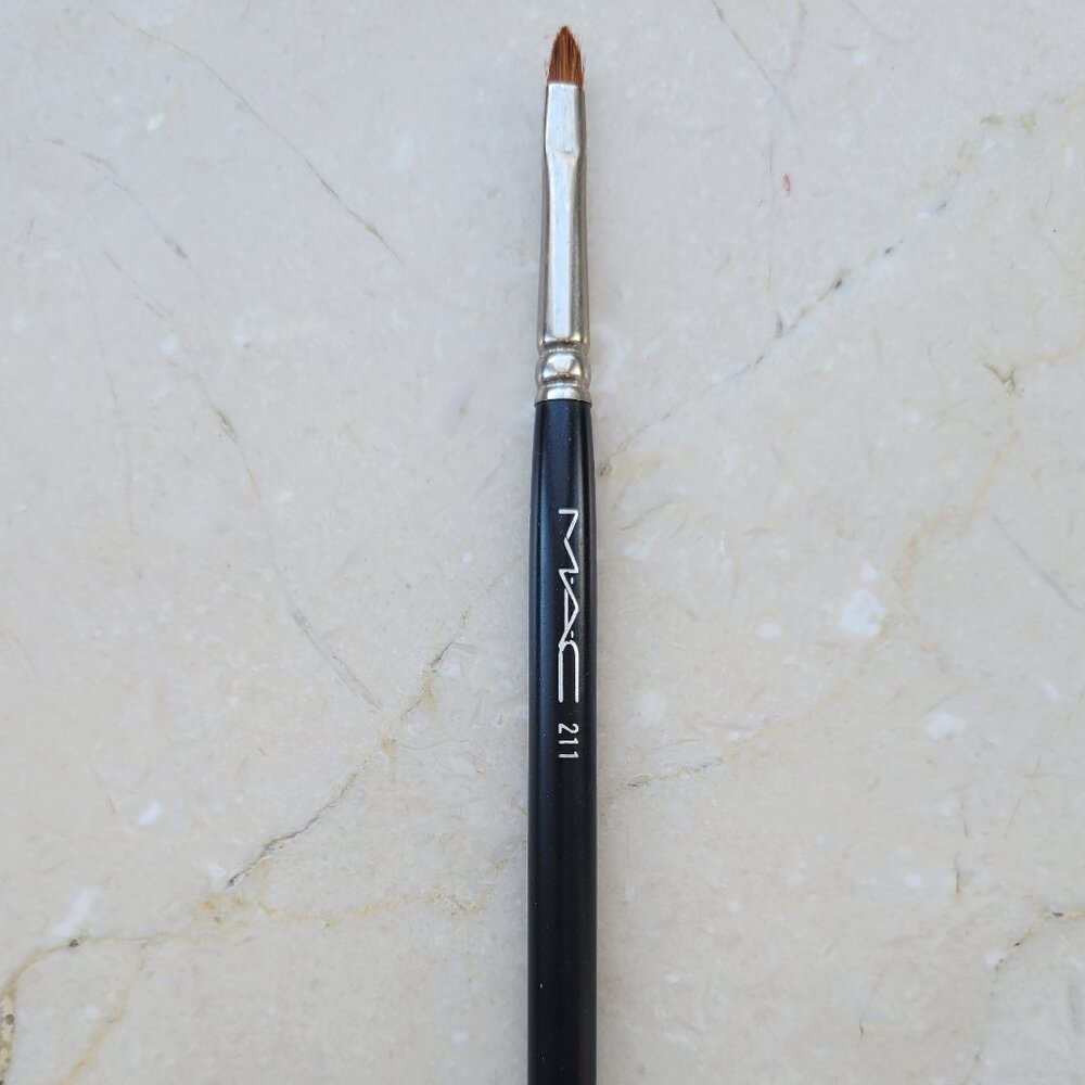 MAC 211 Pointed Eye Liner Brush - precision brush for applying gel liners